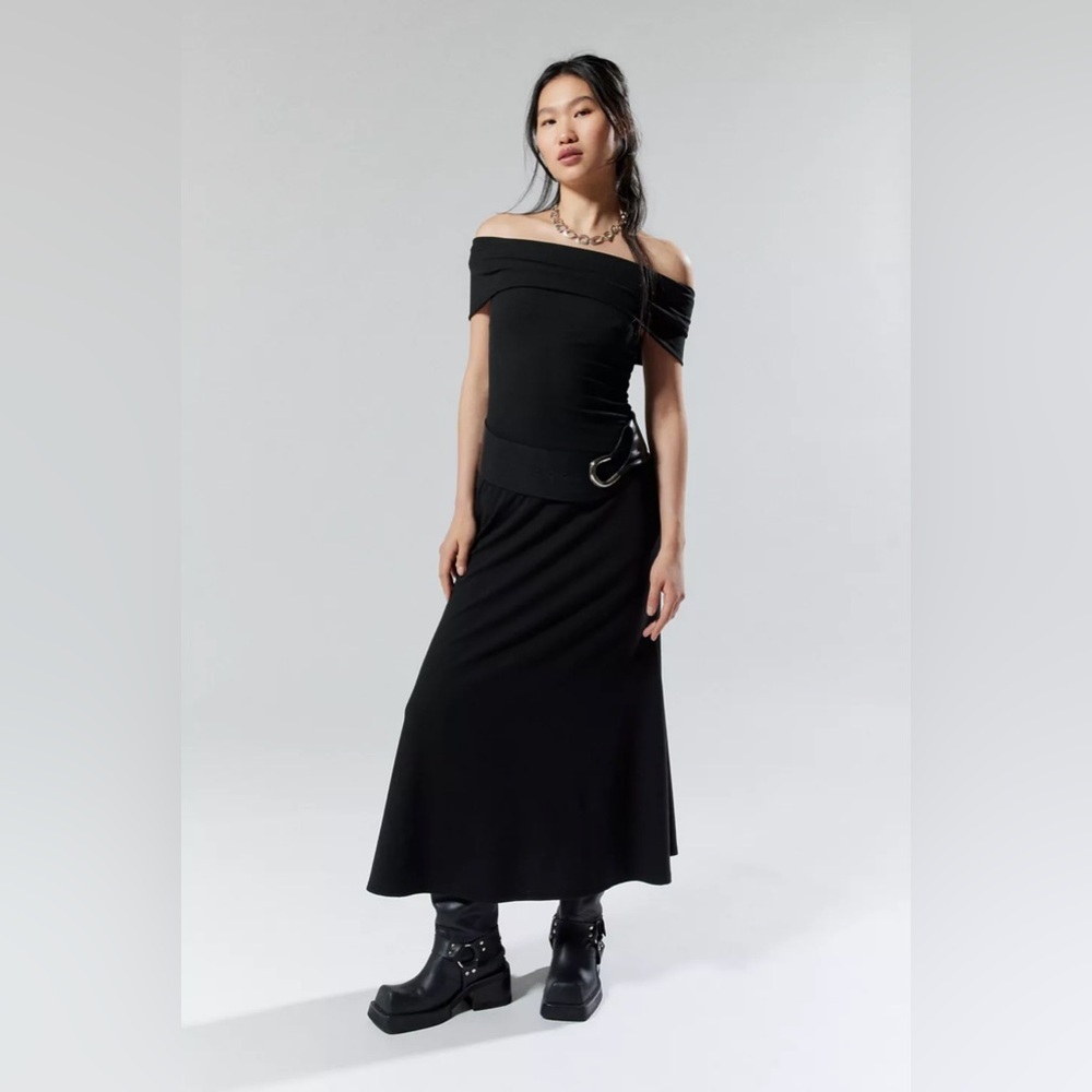 Silence + Noise| ‘Jayde’ Off The Shoulder Ribbed Maxi Dress